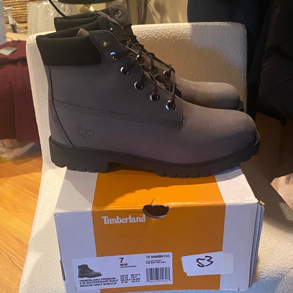 NIB Unisex Timberland Dark Gray Leather Boots.
